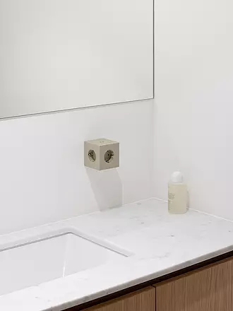 AVOLT | Mehrfachsteckdose Square 2 F Beige | grün