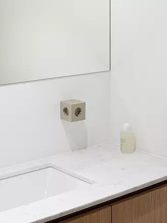 AVOLT | Mehrfachsteckdose Square 2 F Black | creme