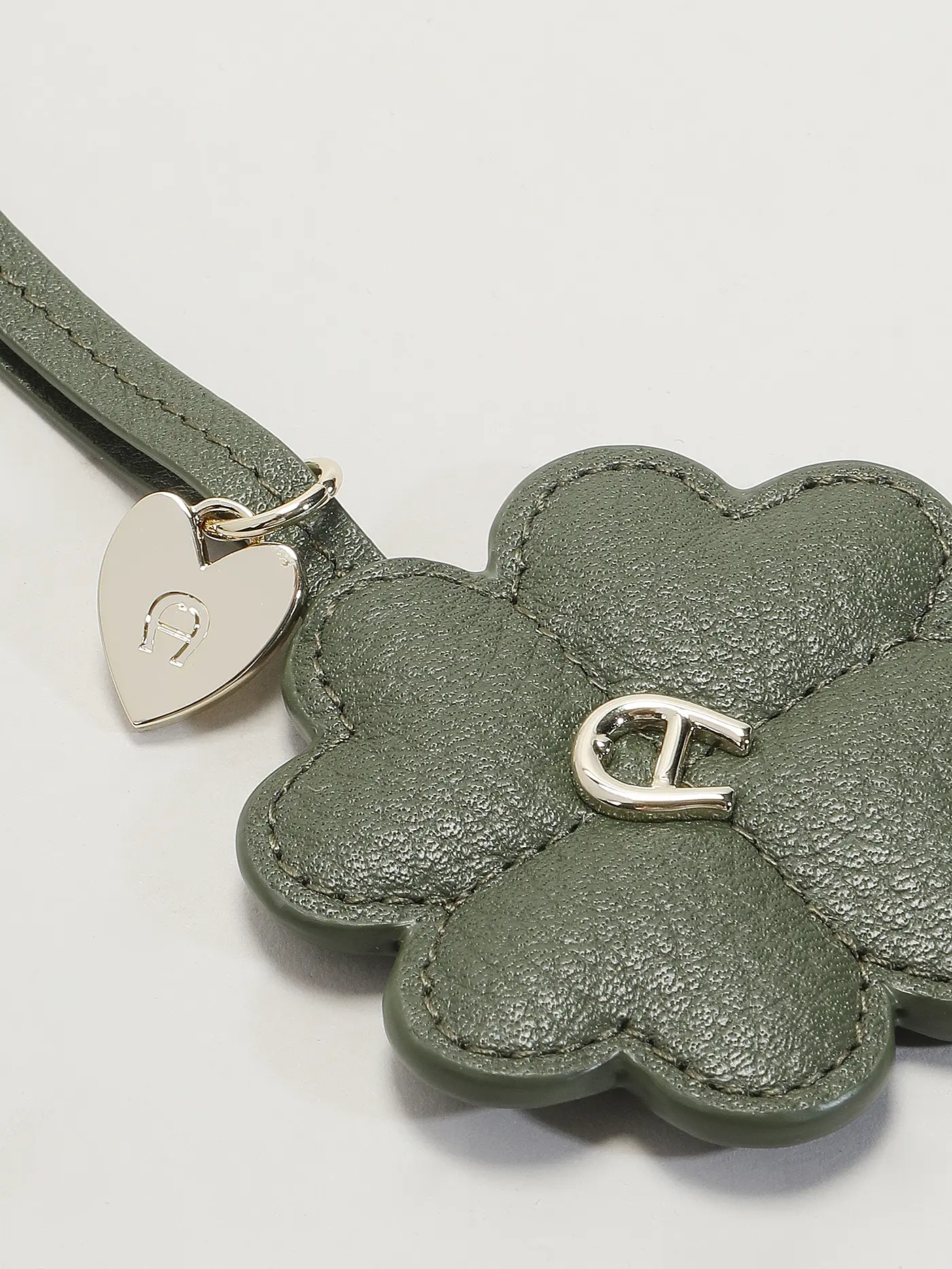 AIGNER | Anhänger KLEEBLATT | olive