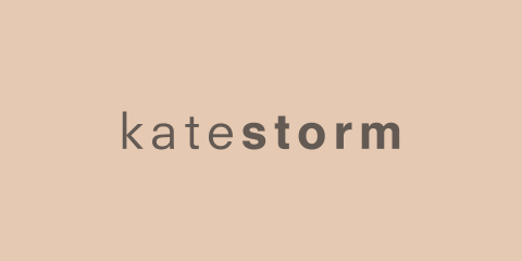 Textlogo auf pfirsichfarbenem Hintergrund mit dem Namen „katestorm“ in Kleinbuchstaben, wobei „kate“ in einer dünneren Schriftstärke und „storm“ fett gedruckt ist.