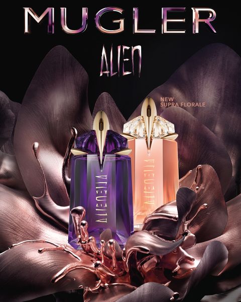 Zwei Parfümflakons mit der Aufschrift „Mugler Alien“ stehen auf dunklen, glänzenden Blütenblättern. Ein Flakon ist lila, der andere hellrosa und trägt die Aufschrift „New Supra Florale“. Der Hintergrund ist tiefschwarz und bringt die Blumen und Flakons gut zur Geltung.