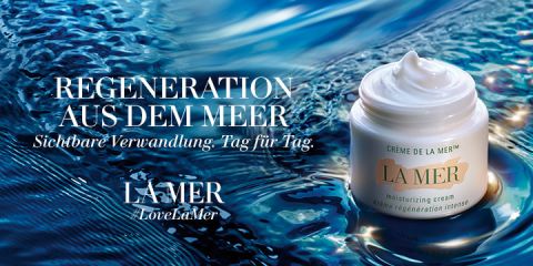 Ein Glas Feuchtigkeitscreme von La Mer schwimmt auf schimmerndem blauem Wasser. Text lautet: „Regeneration aus dem Meer. Sichtbare Verwandlung. Tag für Tag.“ und „LA MER #LoveLaMer.