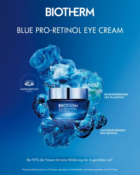 Werbung für Biotherm Blue Pro-Retinol Augencreme vor blauem Hintergrund. Zeigt ein Glas Augencreme, umgeben von Wasserspritzern und blauen Elementen. Der Text hebt regenerierendes Lebensplankton und die hauterneuernden Vorteile von Pro-Retinol hervor.