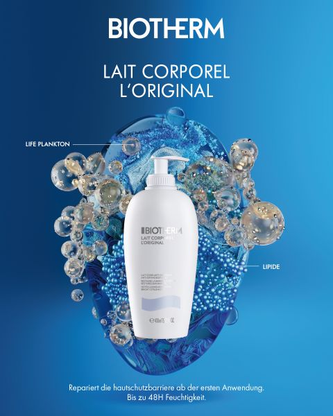 Bild einer Biotherm Lait Corporel L'Original Lotionflasche mit einem abstrakten Hintergrund, auf dem Plankton und Lipidmoleküle abgebildet sind. Der deutsche Text weist auf Vorteile wie Hautschutz, Reparatur und 48-Stunden-Feuchtigkeitsversorgung hin.