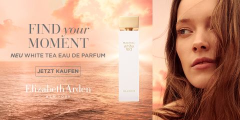 Ein Werbebild für das White Tea Eau de Parfum von Elizabeth Arden. Es zeigt eine nachdenklich dreinblickende Frau mit langen Haaren, eine große Parfümflasche und den Text „Finde deinen Moment“. Außerdem ist ein „Jetzt kaufen“-Button zu sehen.