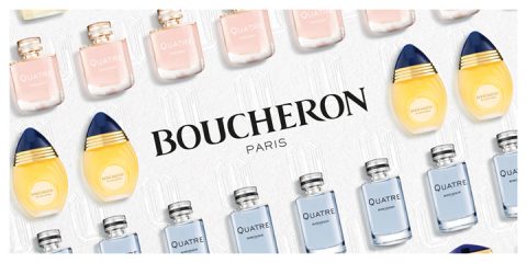Es werden Flakons von Boucheron Paris-Düften ausgestellt, darunter Quatre und andere. Das Bild zeigt verschiedene Flakonformen und -farben, wie etwa Rosa, Blau und Gelb mit marineblauen Akzenten, alle um das Boucheron-Logo herum angeordnet.