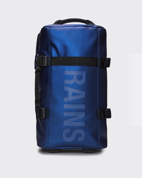 Eine blaue, rechteckige Reisetasche mit dem vertikalen Aufdruck „RAINS“ auf der Vorderseite. Die Tasche hat schwarze Riemen, Schnallen und Rollen an der Unterseite und ist für Reisen oder den Einsatz im Freien konzipiert.
