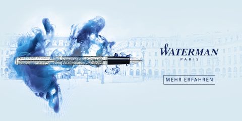 Ein luxuriöser silberner Füllfederhalter mit aufwendigen Mustern ist von blauen Tintenwirbeln umgeben. Der Hintergrund zeigt eine elegante Stadtlandschaft. Das „Waterman Paris“-Logo und der Text „Mehr erfahren“ sind zu sehen.