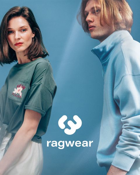 Vor blauem Hintergrund stehen eine Frau in einem grünen T-Shirt mit „BE NICE PLAENT“ und Blumen und ein Mann in einem hellblauen Reißverschlusspulli. Unter ihnen steht der Schriftzug „Ragwear“ mit einem Logo.