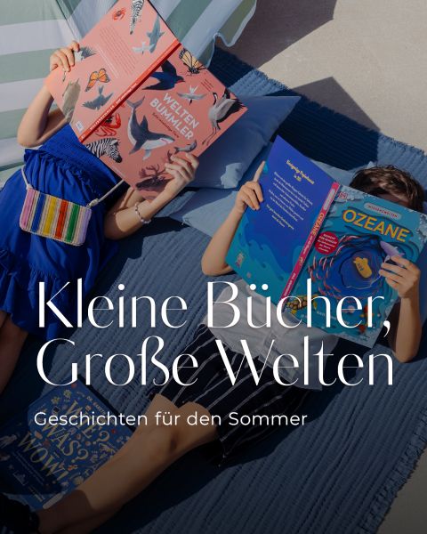 Zwei Kinder liegen draußen auf gestreiften Kissen und lesen jeweils ein buntes Buch. Über dem Bild ist eine große Schrift in deutscher Sprache zu sehen, die für Sommergeschichten für Kinder wirbt.