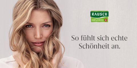 Eine Frau mit langen, welligen blonden Haaren posiert vor einem hellgrauen Hintergrund. Der Text lautet: „So fühlt sich echte Schönheit an.“ Oben rechts ist das Logo von Rausch Kräuterkosmetik abgebildet.