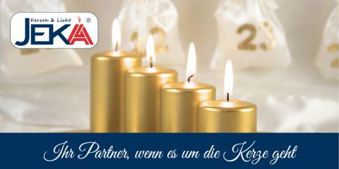 Vier brennende goldene Kerzen mit verschwommenem Hintergrund und weißen Tüten mit Zahlen. Der Text lautet „Jeka Kerzen & Licht“ und „Ihr Partner, wenn es um die Kerze geht“.