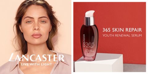 Links ist eine Frau mit neutralem Gesichtsausdruck zu sehen. Rechts steht eine Flasche Lancaster 365 Skin Repair Youth Renewal Serum auf einem weißen Sockel vor rotem Hintergrund. Der Text lautet „Lancaster Live with Light“ und „365 Skin Repair Youth Renewal Serum“.