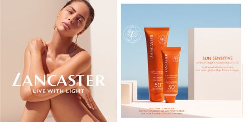 Eine Frau sonnt sich mit geschlossenen Augen im Sonnenlicht und macht Werbung für Lancaster Sun Sensitive-Produkte. Rechts sind vor einem minimalistischen Hintergrund zwei orangefarbene Sonnenschutztuben mit dem Text „SUN SENSITIVE“ und Angaben zu LSF 50 zu sehen.