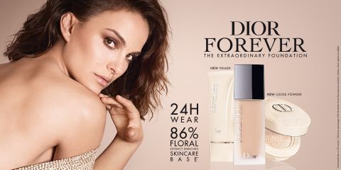 Eine Frau posiert mit sanftem Gesichtsausdruck neben Make-up-Produkten von Dior Forever, darunter Grundierung, Foundation und loser Puder. Der Text betont die Haltbarkeit von 24 Stunden und eine mit 86 % Blütenextrakt angereicherte Hautpflegebasis.