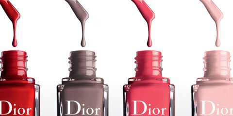 Vier Flaschen Dior-Nagellack in Rot, Grau, Pink und Beige stehen in einer Reihe. Von jeder Flasche tropft eine passende Lackfarbe herunter.
