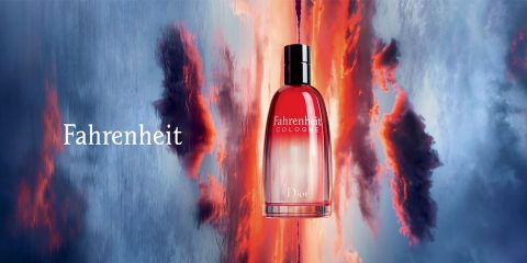 Eine Flasche Fahrenheit Cologne von Dior steht zentriert vor einem Himmel mit dramatischen roten und blauen Wolken. Das Wort „Fahrenheit“ ist deutlich links von der Flasche zu sehen.