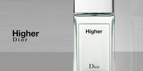 Eine Flasche des Higher-Dufts von Dior. Die Flasche ist transparent und hat ein minimalistisches Design. Sie zeigt die Wörter „Higher“ und „Dior“ in schwarzer Schrift. Der Hintergrund ist ein sanfter Farbverlauf in Grautönen.