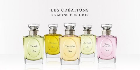 Ausgestellt werden fünf elegante Parfümflakons aus der Kollektion „Les Créations de Monsieur Dior“. Die Flakons sind in den Farbtönen Hellgrün, Gelb und Rosa gehalten und jeweils mit unterschiedlichen Parfümnamen beschriftet.