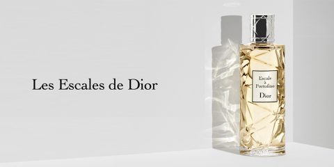 Eine Flasche des Duftes „Escale à Portofino“ von Dior steht vor einem hellgrauen Hintergrund. Die Flasche ist elegant gestaltet, hat eine facettierte Oberfläche und auf der linken Seite der Flasche ist der Text „Les Escales de Dior“ zu sehen.