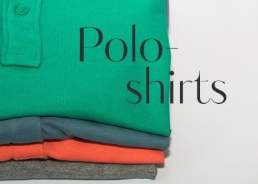 Ein Stapel aus drei Poloshirts in Grün, Orange und Grau. Das Wort „Poloshirts“ ist über das Bild gelegt.