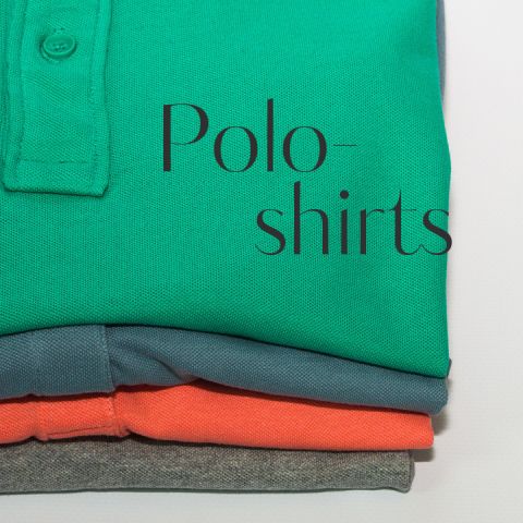 Stapel bunter Poloshirts in Grün, Blau, Orange und Grau. Das Wort „Poloshirts“ ist über das Bild gelegt.