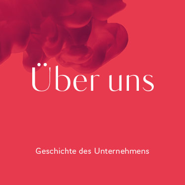 Roter Hintergrund mit wirbelnden dunkleren roten Formen. Der Text „Über uns“ ist prominent in Weiß dargestellt, darunter steht „Geschichte des Unternehmens“.