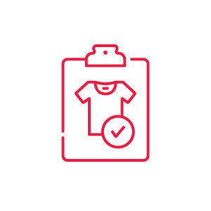 Symbol eines Klemmbretts mit einer T-Shirt-Illustration darauf und einem Häkchen in einem Kreis, der das Shirt überlappt, was auf eine Bekleidungszulassung oder Qualitätskontrolle hindeutet. Das Design besteht aus roten Umrissen auf weißem Hintergrund.