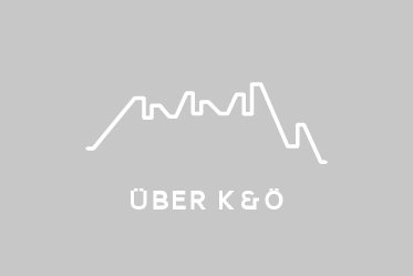 Ein minimalistisches Logo mit abstrakten Linien, die eine bergähnliche Form über dem Text „ÜBER K & Ö“ auf grauem Hintergrund bilden.