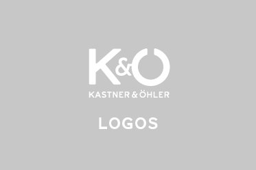 Grauer Hintergrund mit weißem Text, auf dem in einer klaren, modernen Schriftart „KASTNER & ÖHLER LOGOS“ steht. Das „K&O“ ist stilisiert, wobei das „O“ als unvollständige Kreisform dargestellt wird.