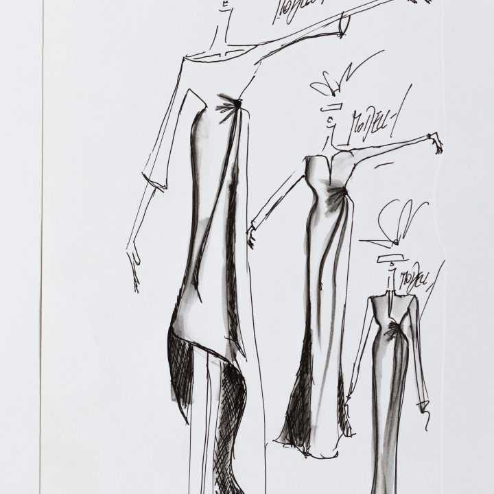 Modeskizze von drei Figuren in eleganten, asymmetrischen Kleidern aus fließendem Stoff und großen Hüten. Die Entwürfe sind mit schwarzer Tinte auf weißem Papier gezeichnet und betonen dynamische Posen und dramatische Linien.
