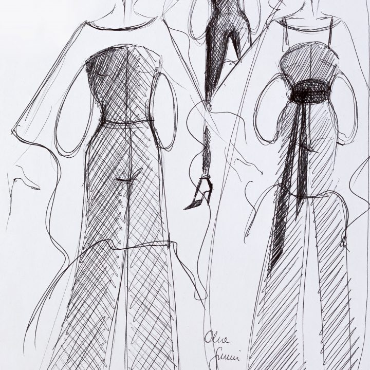 Modeskizze mit drei weiblichen Figuren in unterschiedlichen Outfits. Eine trägt einen Jumpsuit mit weitem Bein, eine andere ein eng anliegendes Kleid und die dritte ein Ensemble mit Gürtel. Die Designs sind mit kräftigen Linien und Schraffuren für die Textur gezeichnet.