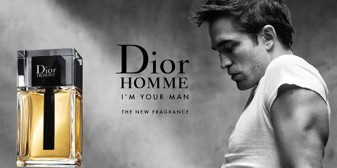 Neben einem Graustufenfoto eines Mannes in einem weißen T-Shirt steht ein Flakon des Parfüms Dior Homme. Der Text lautet: „Dior Homme. Ich bin dein Mann. Das neue Parfüm.“