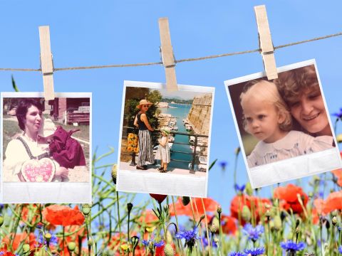 Drei Polaroid-Fotos hängen an einer Wäscheleine über einem Feld mit Mohn- und Kornblumen. Die Fotos zeigen Menschen in verschiedenen Situationen und Momenten im Freien, beispielsweise mit einem Geschenk in der Hand, beim Betrachten einer Wasserlandschaft und beim Posieren mit einem Kind.