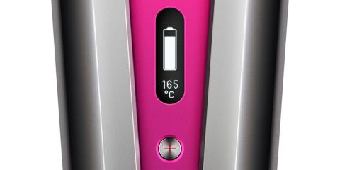 Nahaufnahme eines Gerätedisplays mit Batteriesymbol und Temperaturanzeige von 165 °C. Unter dem Bildschirm ist ein runder Knopf mit Pluszeichen zu sehen. Das Gerät ist silberfarben mit rosa Hintergrund hinter dem Displaybereich.