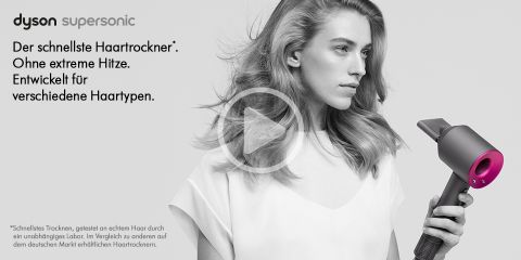 Ein Schwarzweißbild einer Person, die einen Dyson Supersonic-Haartrockner hält. Der Text ist auf Deutsch und stellt das Produkt als den schnellsten Haartrockner ohne extreme Hitze dar, der für verschiedene Haartypen entwickelt wurde. Das Dyson-Logo ist oben sichtbar.