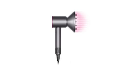 Ein eleganter, moderner Haartrockner mit mattgrauer Oberfläche und Diffusoraufsatz. Das Gerät ist im Profil abgebildet und strahlt ein rosa Licht aus, das einen Luftstrom suggeriert. Das Kabel geht von der Unterseite des Griffs aus.