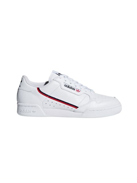 Weißer Sneaker im Low-Top-Design mit blau-rotem Streifen an der Seite. Logo ist auf der Zunge und an der Seite sichtbar. Der Schuh hat eine strukturierte Oberfläche und eine flache Sohle mit Markenprägung.