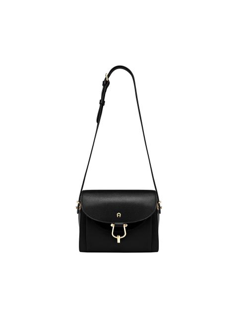 Eine schwarze Umhängetasche aus Leder mit einem langen verstellbaren Riemen. Die Tasche verfügt über eine Frontklappe mit einer goldfarbenen Schnalle und zwei seitlichen Verschlüssen. Ihr schlankes Design ist minimalistisch und elegant.