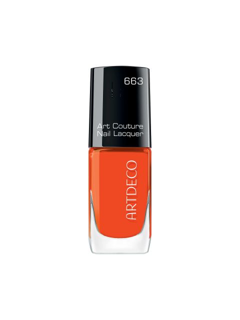 Eine orangefarbene Flasche Artdeco Art Couture Nagellack mit schwarzem Deckel und der Nummer 663. Auf dem Etikett steht der Markenname vertikal in weißen Buchstaben.