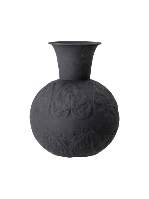 Eine schwarze, runde Vase mit schmalem Hals und aufwendigen Blumengravuren auf der Oberfläche. Die Vase hat ein elegantes und klassisches Aussehen.