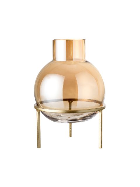 Eine runde Vase aus bernsteinfarbenem Glas steht auf einem minimalistischen Ständer aus goldenem Metall. Die Vase hat einen schmalen Hals und einen breiten, bauchigen Körper, was vor einem schlichten weißen Hintergrund ein modernes, elegantes Aussehen erzeugt.