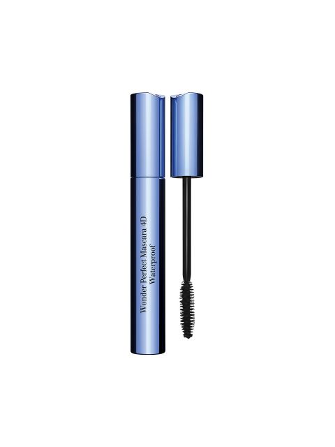 Eine glänzende, metallisch blaue Mascara-Tube ohne Kappe, die eine schwarze Mascara-Bürste freigibt. Der Text auf der Tube lautet „Wonder Perfect Mascara 4D Waterproof“. Das Design ist elegant und modern vor einem weißen Hintergrund.