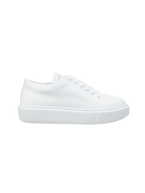 Ein weißer Low-Top-Sneaker mit dicker Sohle, schlichtem Design mit weißen Schnürsenkeln und minimalen Details. Der Schuh hat ein glattes Lederfinish und dezente Nähte an den Rändern.
