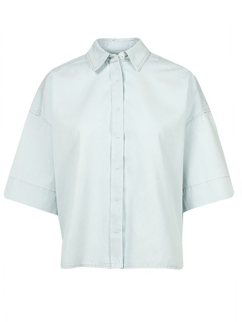 Ein hellblaues, kurzärmeliges Hemd mit Kragen. Das Hemd hat eine lockere Passform und ein einfaches, minimalistisches Design.