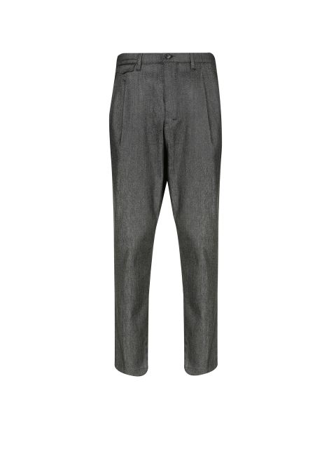 Graue Anzughose auf weißem Hintergrund mit Knopfverschluss, Seitentaschen und plissiertem Vorderdesign. Die Hose hat eine maßgeschneiderte Passform und einen klassischen, vielseitigen Stil, der für formelle oder berufliche Anlässe geeignet ist.