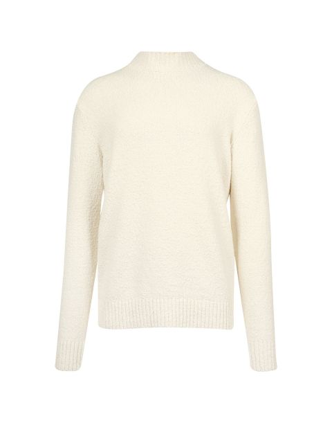 Ein cremefarbener, langärmeliger Pullover mit schlichtem Design. Er verfügt über ein strukturiertes Strickmuster und einen Rundhalsausschnitt, der von hinten zu sehen ist. Der Pullover hat gerippte Bündchen und einen gerippten Bund.