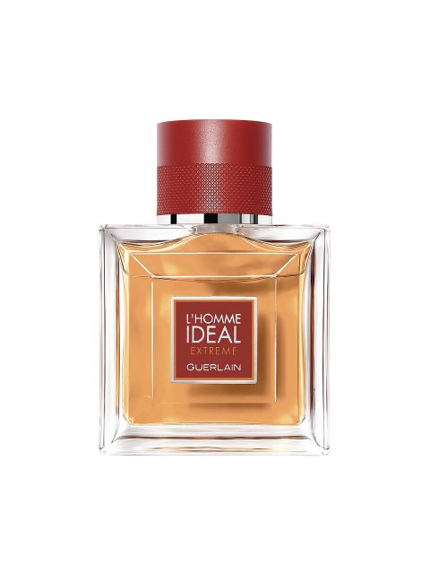 Eine Flasche des Parfüms L'Homme Ideal Extreme von Guerlain. Die rechteckige Glasflasche enthält eine bernsteinfarbene Flüssigkeit und hat einen roten Verschluss. Das Etikett auf der Vorderseite zeigt den Produktnamen und die Marke.