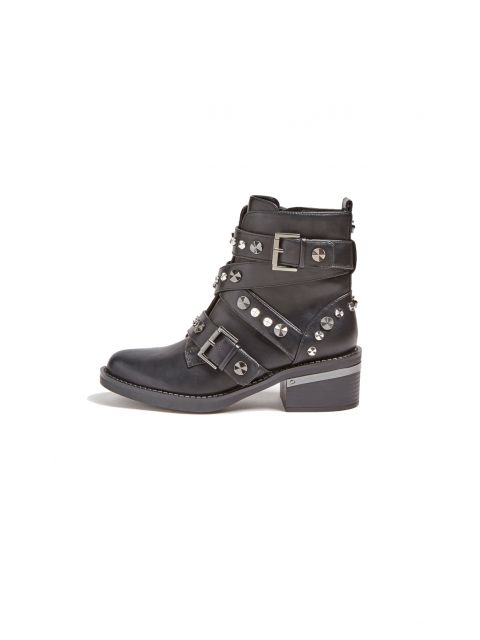 Eine schwarze Stiefelette mit mehreren dekorativen Riemen und silbernen Nieten. Sie hat einen niedrigen, klobigen Absatz und eine runde Spitze auf weißem Hintergrund.