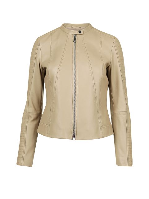 Hellbraune Lederjacke mit Frontreißverschluss und minimalistischem Design. Die Jacke hat lange Ärmel und Nahtdetails, die Struktur verleihen. Der Kragen ist im schlichten Bandstil gehalten. Auf einem schlichten weißen Hintergrund.